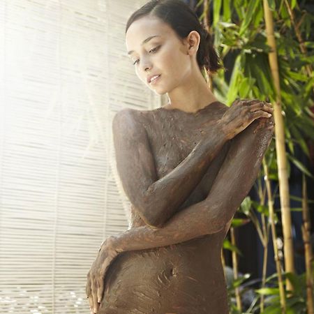 Hard Rock Hotel Goa Calangute Exteriér fotografie A woman with mud on her body