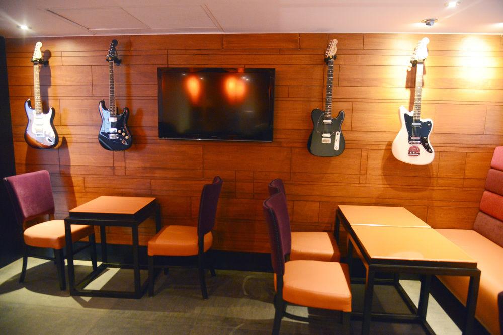 Hard Rock Hotel Goa Calangute Exteriér fotografie The interior of a typical Hard Rock Cafe
