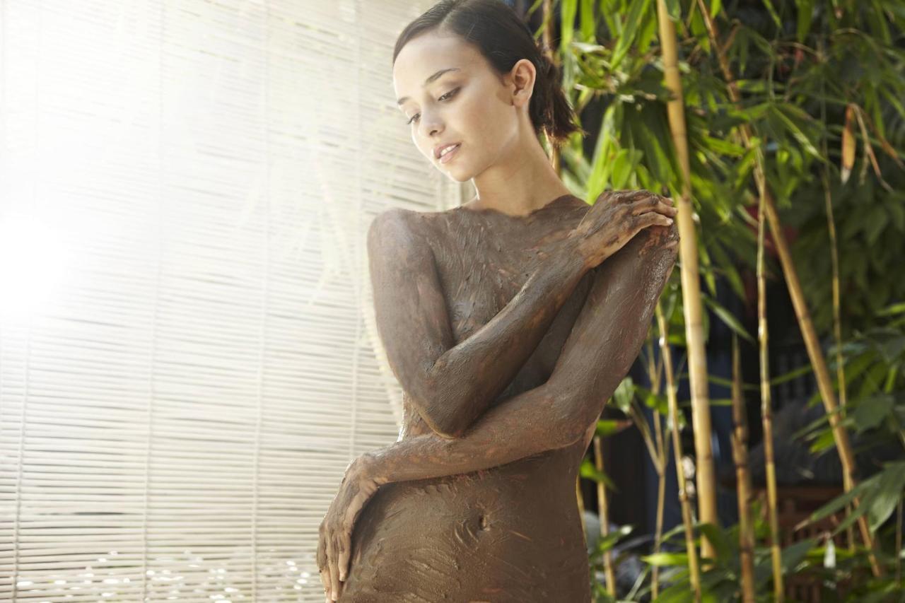 Hard Rock Hotel Goa Calangute Exteriér fotografie A woman with mud on her body