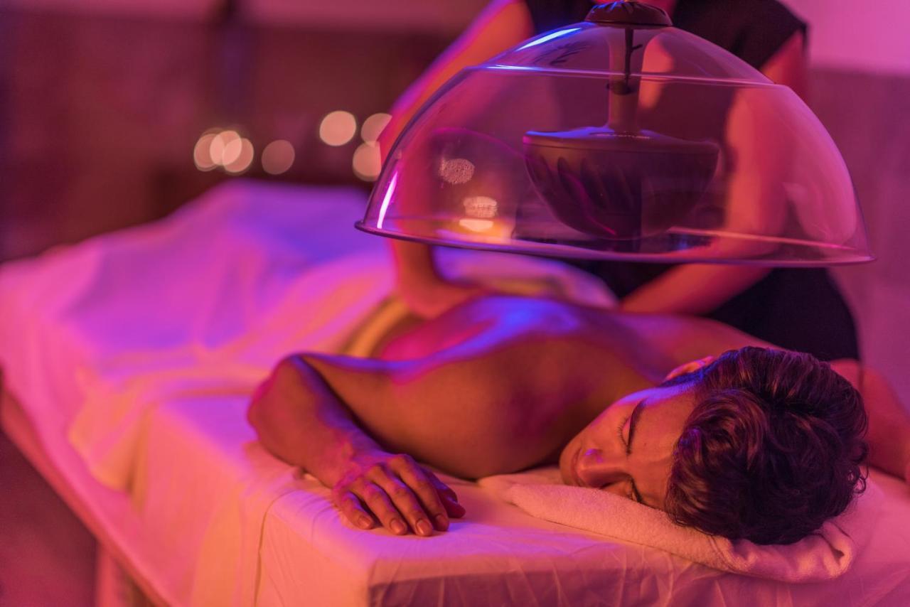 Hard Rock Hotel Goa Calangute Exteriér fotografie A patient receiving a cupping treatment