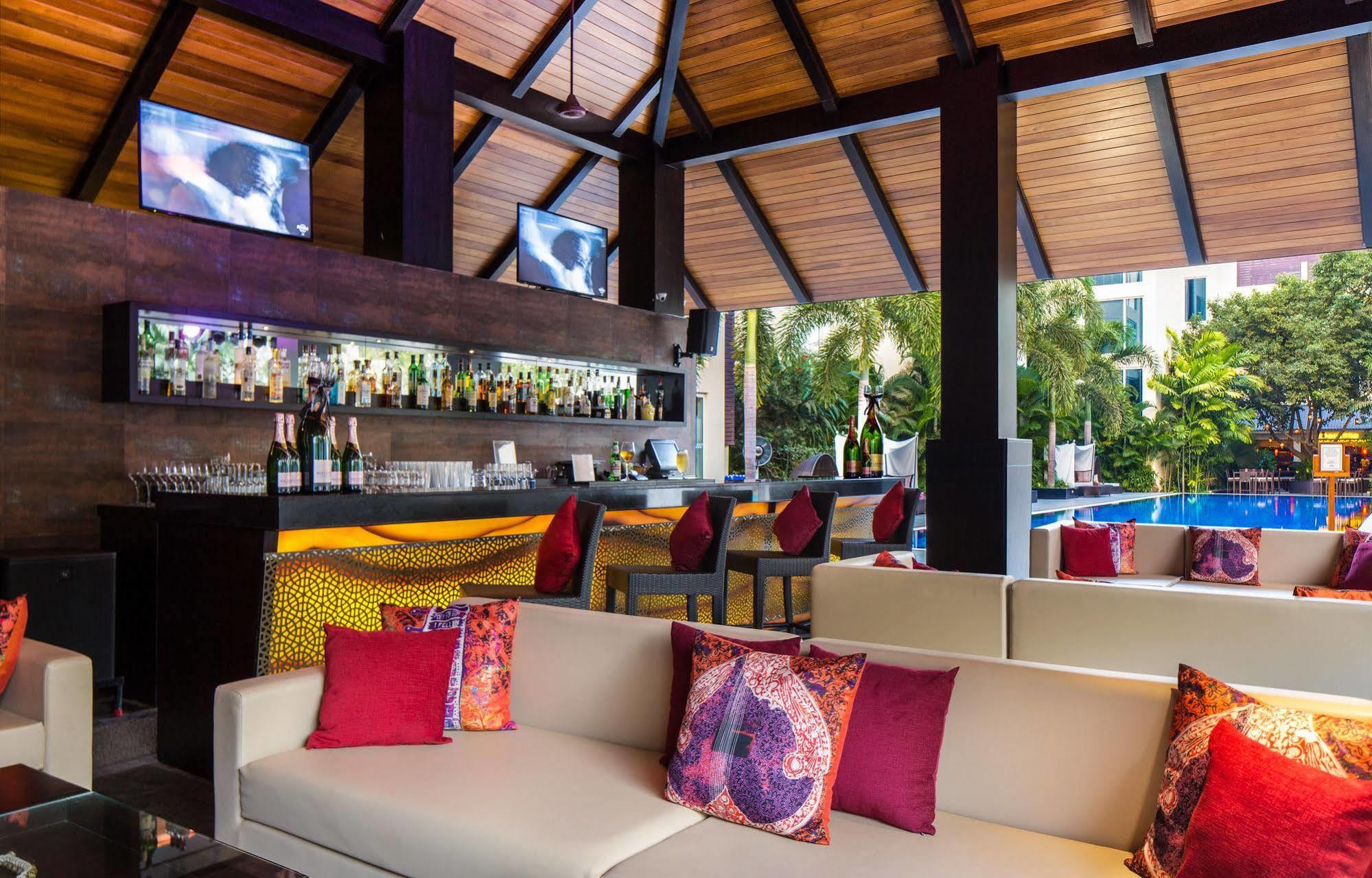 Hard Rock Hotel Goa Calangute Exteriér fotografie The bar at the pool