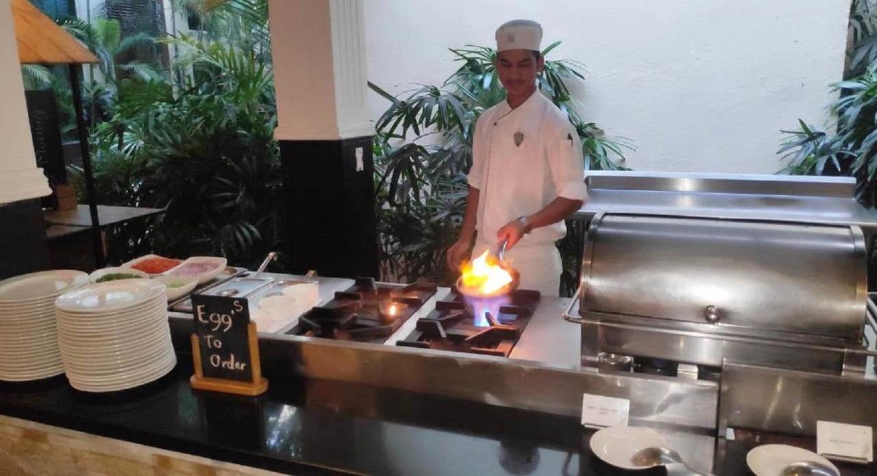 Hard Rock Hotel Goa Calangute Exteriér fotografie A chef cooking with a blowtorch